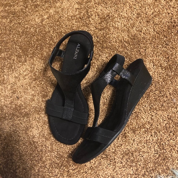 Black 1.5” platform sandal heels - Picture 1 of 3